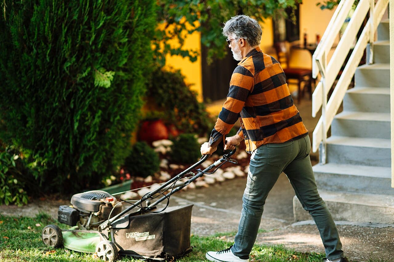 Gödsla gräsmattan — så gör du rätt vår, sommar och höst